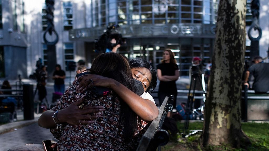 R. Kellyn faneja oli kerääntynyt oikeustalon edustalle.