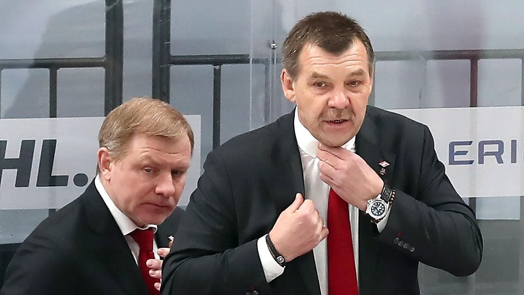 Aleksei Zamnov (vas.) korvaa Oleg Znarokin (oik.) Venäjän päävalmentajana Pekingin olympiaturnauksessa.