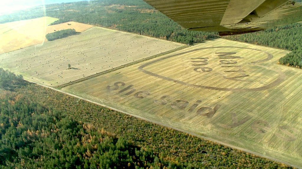 Peltoon kaiverrettu kosinta vastauksineen tuli Timon mieleen yllättäen.