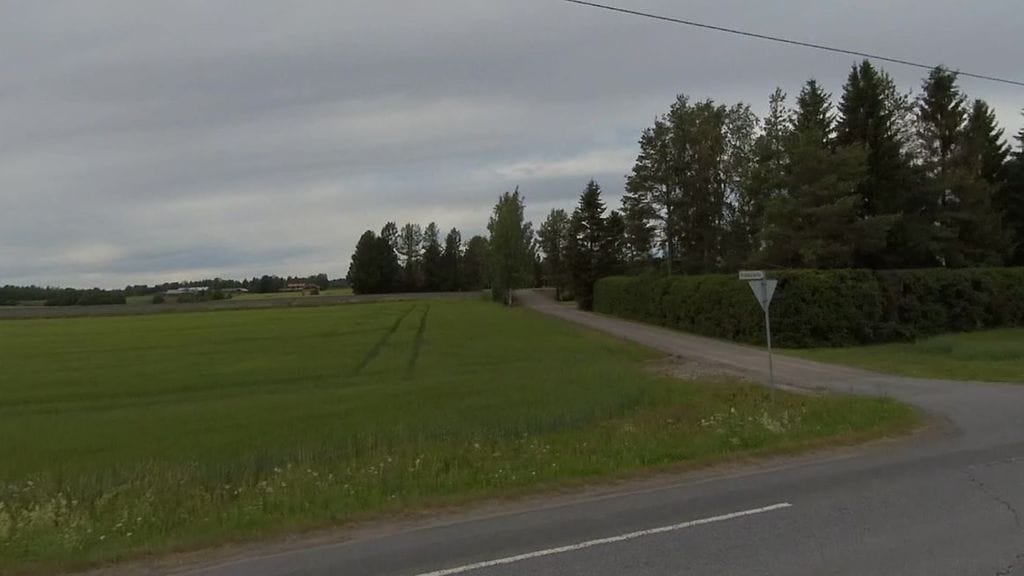 Onnettomuuspaikka Google Street View -palvelussa kuvattuna. Tasoristeys, jossa onnettomuus sattui, on kuvasta lähtevän hiekkatien varrella ja näkyy kuvassa juuri ja juuri.