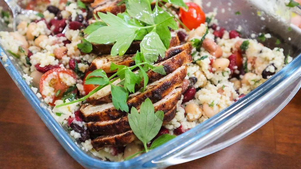 Kaappaus_keittiossa_S7_EPS5_Raadelma_Couscous-papusalaatti_ja_hunaja-dukkah-kana