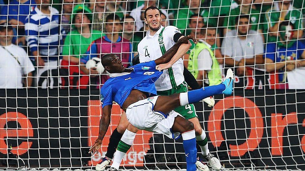 Mario Balotelli viimeisteli Italian toisen maalin Irlantia vastaa hankalasta asennosta.