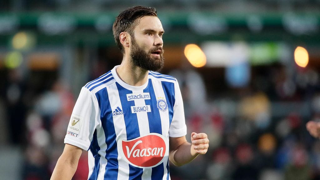 HJK:n Tim Sparvin pelillinen asema maajoukkueessa horjuu.