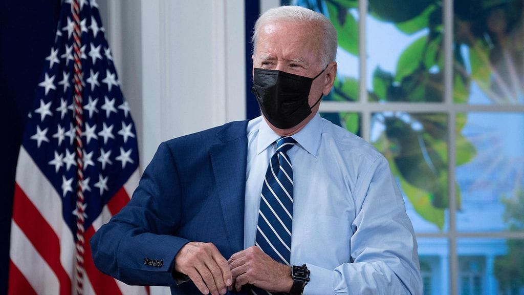 Joe Biden kuvattiin pukemassa puvun takkia päälleen hänen saatua kolmannen Pfizerin koronarokotteen 27.9. Valkoisessa talossa