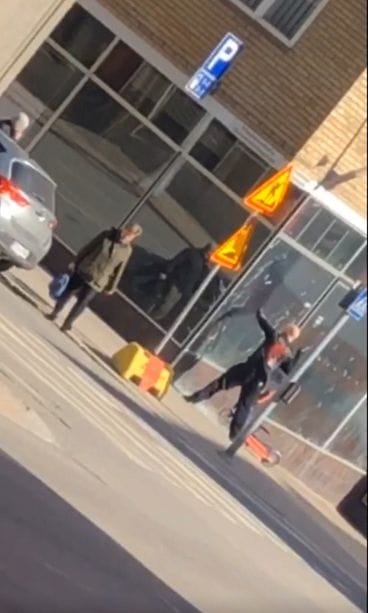 Turun Aninkaistenkadun veitsimies rikkoo moskeijan ikkunaa veitsellä.