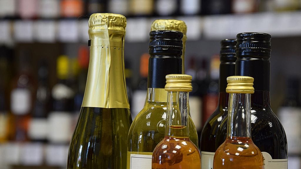 Mitä vaikutuksia sillä olisi, jos viiniä saisi Suomessa ostaa myös ruokakaupasta?