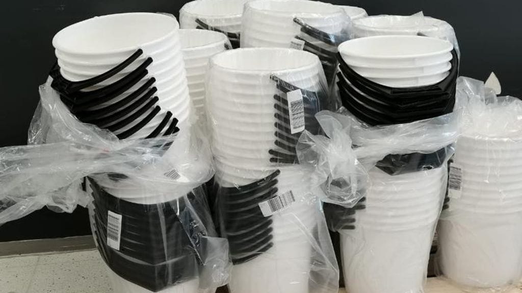 Kajaanissa ämpäreitä tarjotaan rokotuksen ottajille.