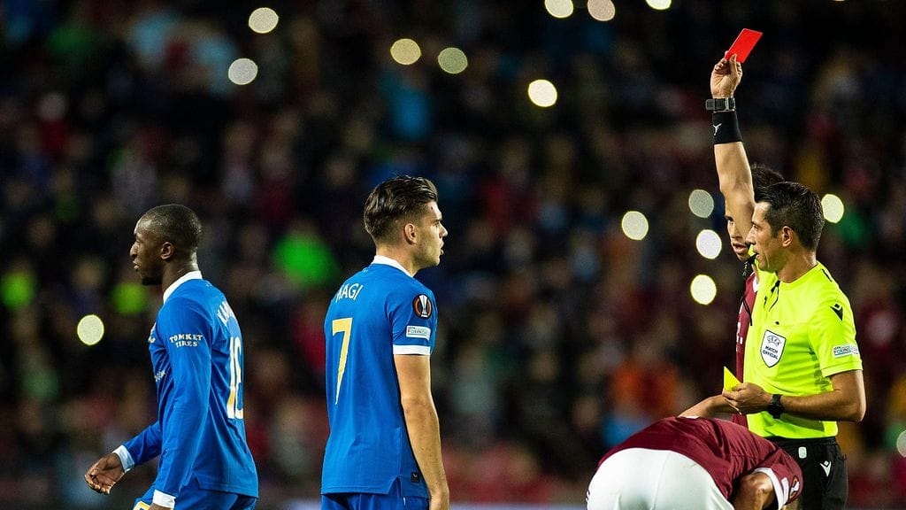 Glen Kamara sai punaisen kortin ottelussa Sparta Prahaa vastaan.