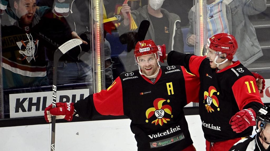 Iiro Pakarinen (vas.) ja Kalle Kossila juhlivat Jokerien 3–1-maalia Severstal Tsherepovetsia vastaan.