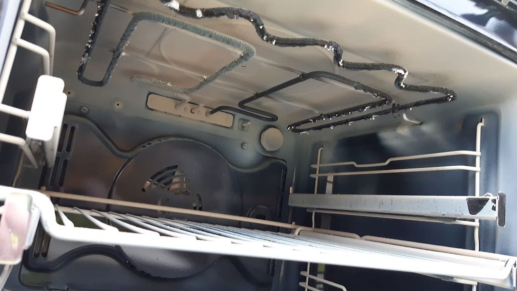 Pelastuslaitoksen kuvaa palaneesta uuninsisustasta.