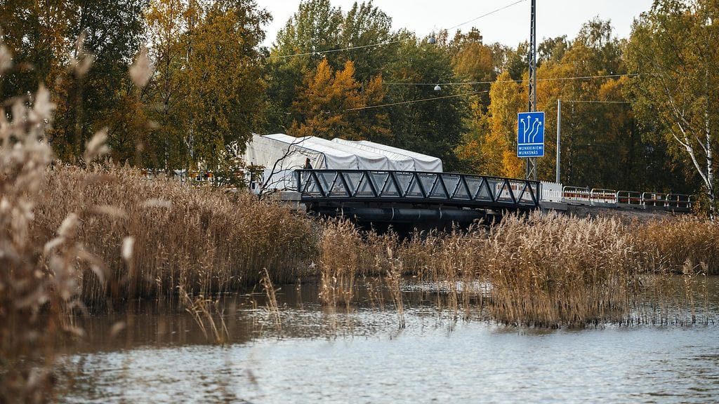 Poliisi kertoo nyt, että naisen ruumis löydettiin Pikku Huopalahdessa Paciuksenkadun maantiesillan kohdalla. Ruumislöydön teki paikalle sattunut sivullinen.