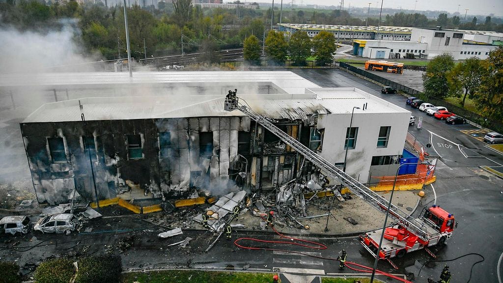 Pienlentokone törmäsi rakennukseen Italian Milanossa.