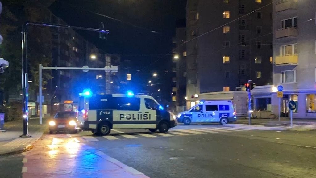 Poliisiautoja Hämeentiellä.