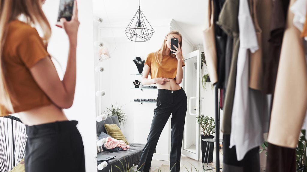 nainen poseeraa peiliselfie