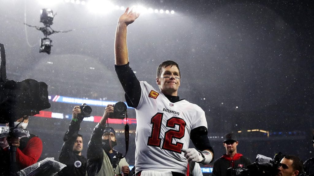 Tom Brady rikkoi NFL:n kaikkien aikojen syöttöennätyksen sopivassa paikassa, vanhalla kotistadionillaan.