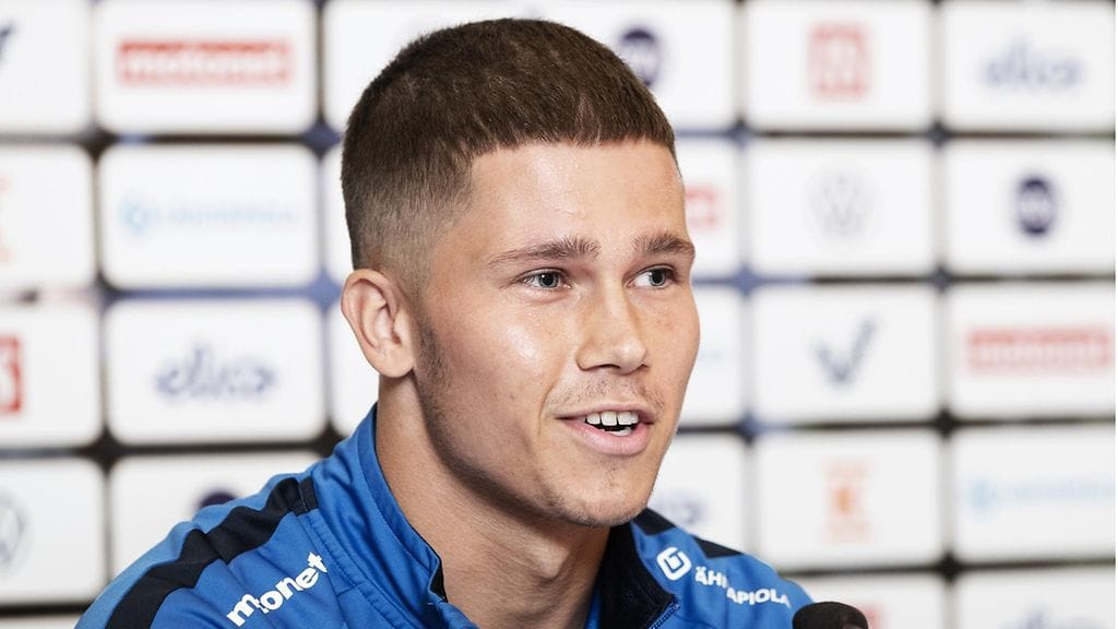 Eetu Mömmö hehkuttaa kotikaupungissa pelaamista.