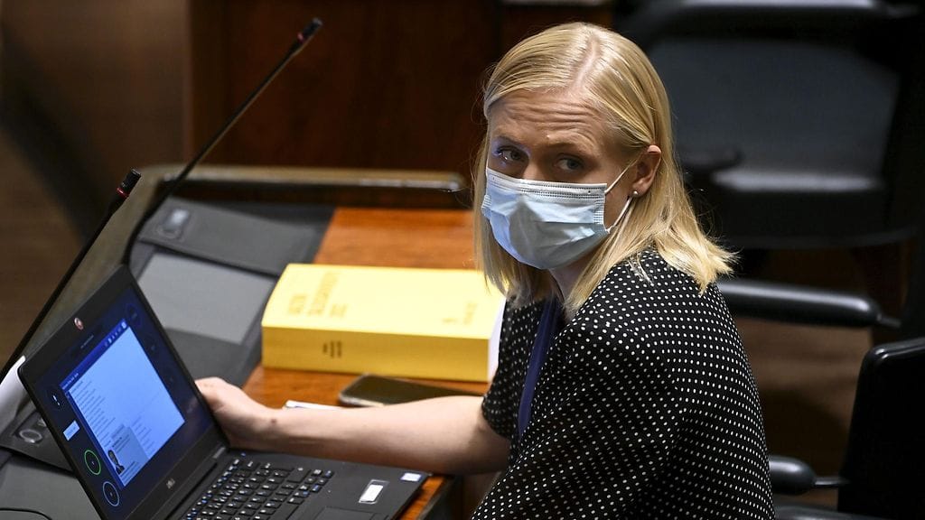 Elina Valtonen eduskunnassa.