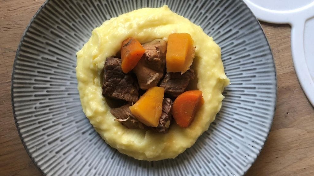 Karjalanpaistia muusin kera.