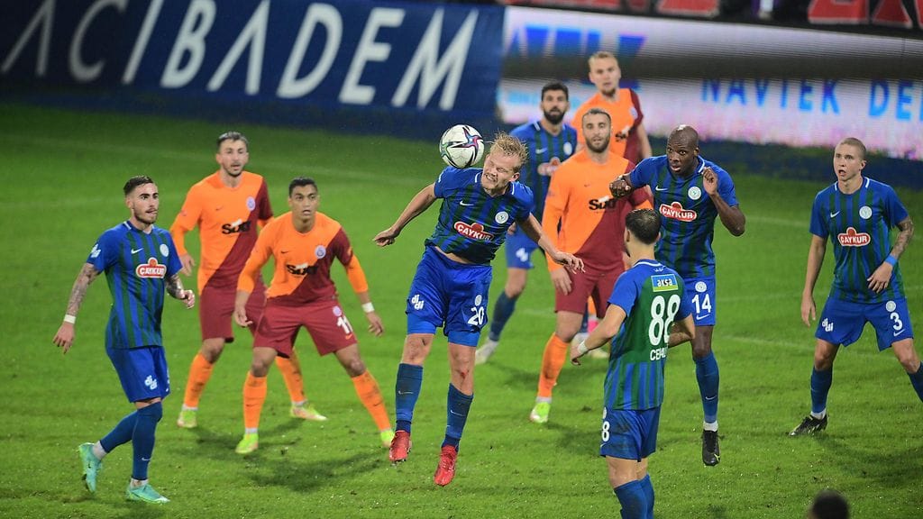 Joel Pohjanpalo (kesk.) teki kaksi maalia suurseura Galatasarayn verkkoon viime viikonloppuna.