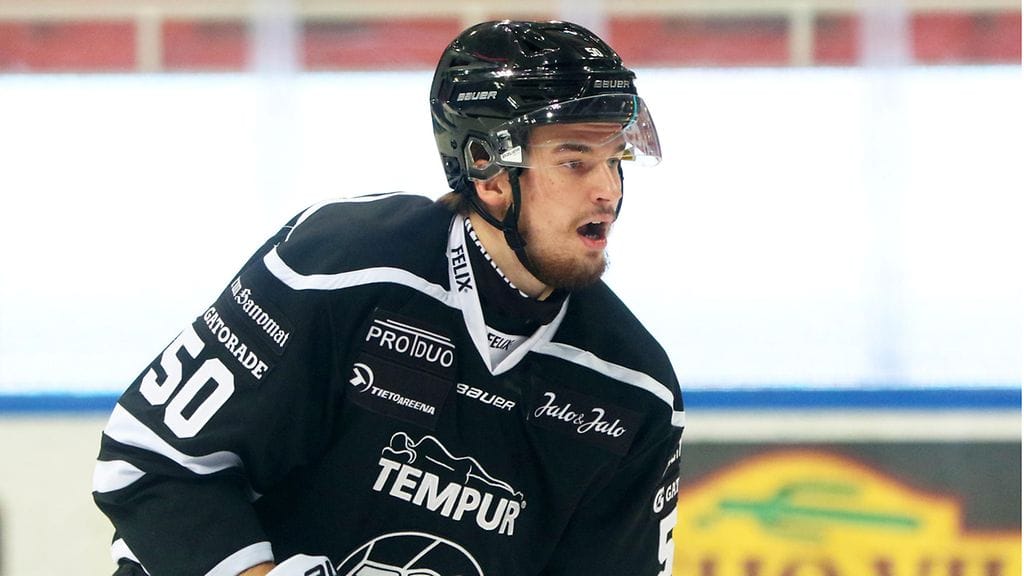 TPS:n Samuli Vainionpää taklasi Växjön Glenn Gustafssonia ulosajon arvoisesti.