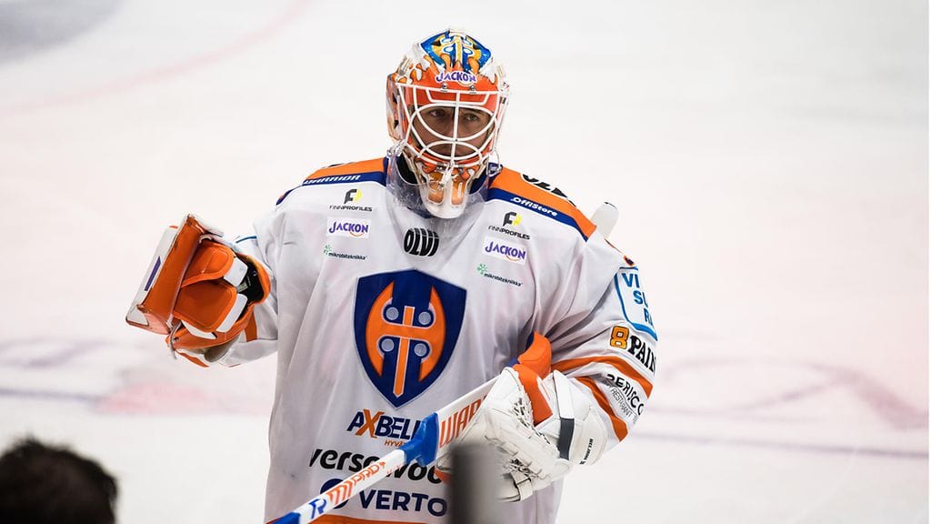 Christian Heljanko paineli vaihtoaitioon Skellefteån 6–1-maalin jälkeen.