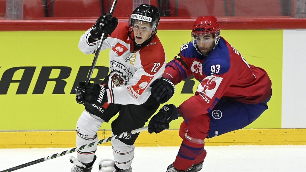 Frölundan Max Friberg väänsi HIFK:n Jordan Schmaltzia vastaan.