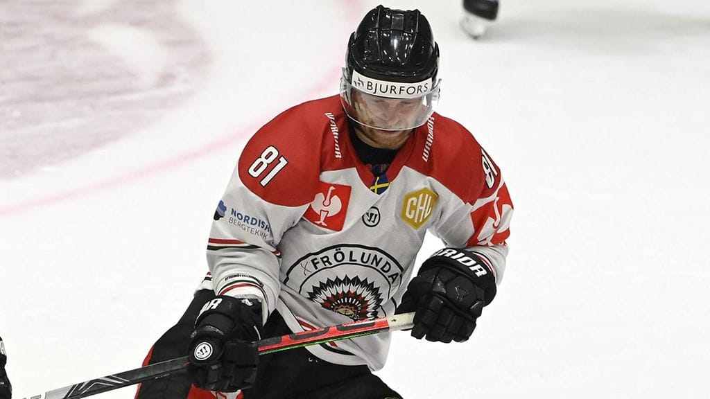 Frölundan Ryan Lasch selvisi HIFK:ta vastaan päähän kohdistuneesta taklauksestaan ilman rangaistusta.