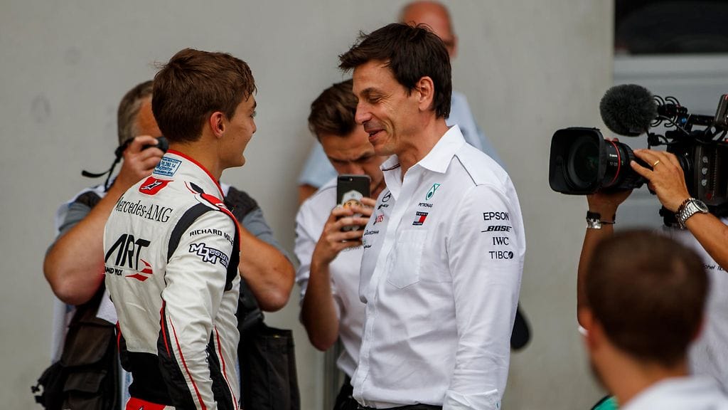 George Russell siirtyy ensi kaudeksi Mercedekselle. Brittikuski kuvassa Mercedeksen tallipomo Toto Wolffin kanssa.