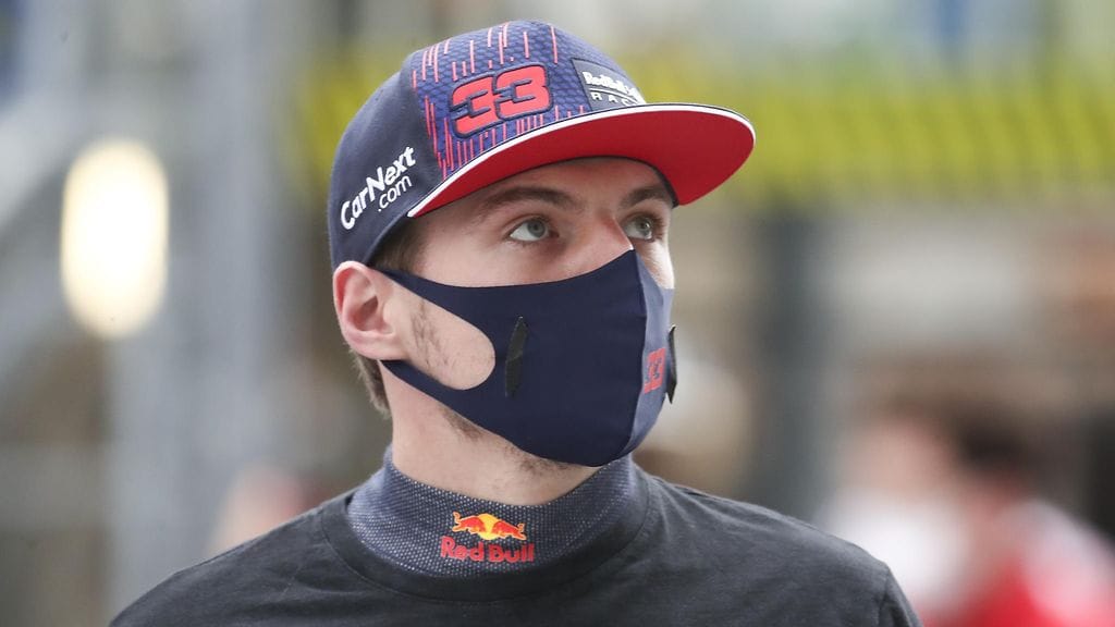 Max Verstappen kiihdyttelee Istanbulissa punavalkoisella autolla.