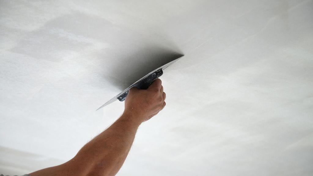 Amerikkalaistalon katon sisältä löytyi massiivinen mehiläispesä.