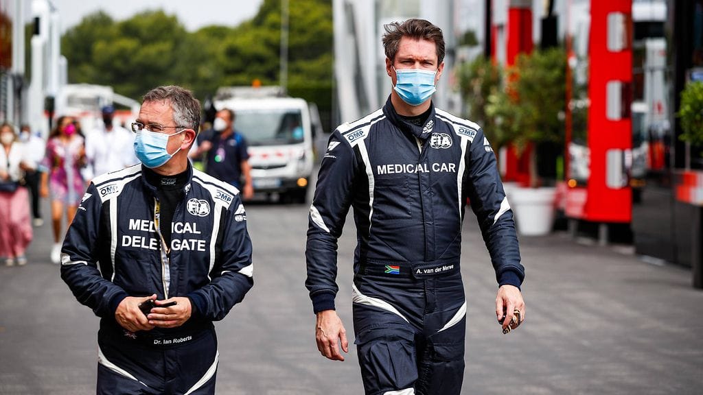 FIA:n lääkäriauton kuljettaja Alan van der Merwe (oikealla) ja lääkäri Ian Roberts (vasemmalla) joutuvat sivuun Turkin GP:stä koronatartuntojen takia.