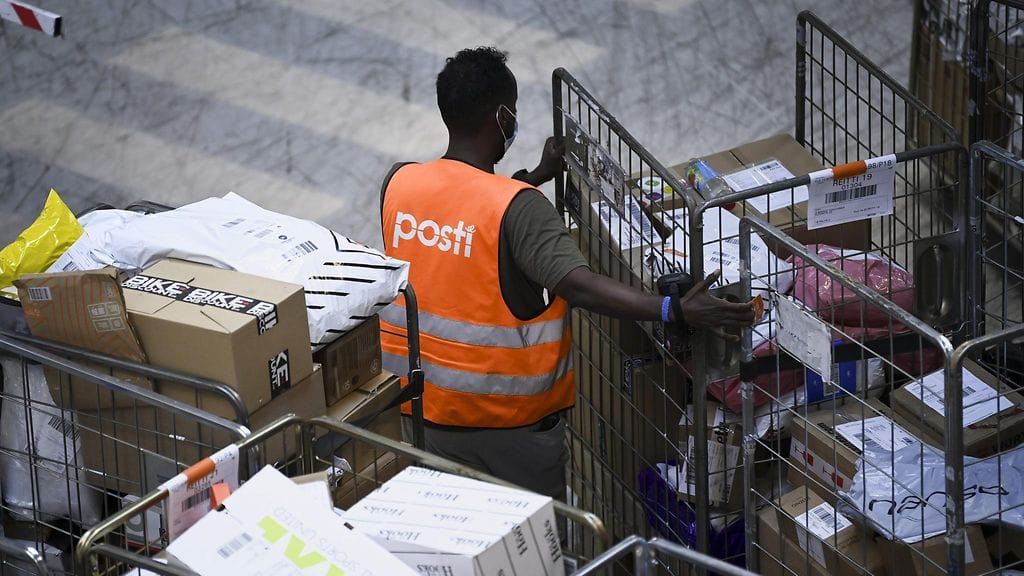 Pääkaupunkiseudun pakettiautomaatteihin vielä samana päivänä lähteviä paketteja Postin logistiikkakeskuksessa Vantaalla 29. kesäkuuta 2021.