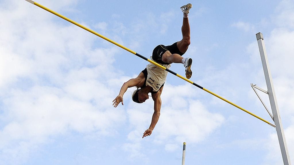 Matti Mononen tiputti riman sunnuntaina Espoossa. Samassa kisassa hän loukkaantui.