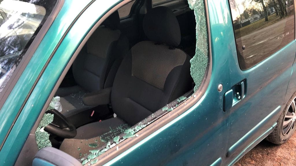 Kuvituskuvaa, kuvan auton lasi ei liity tapaukseen.