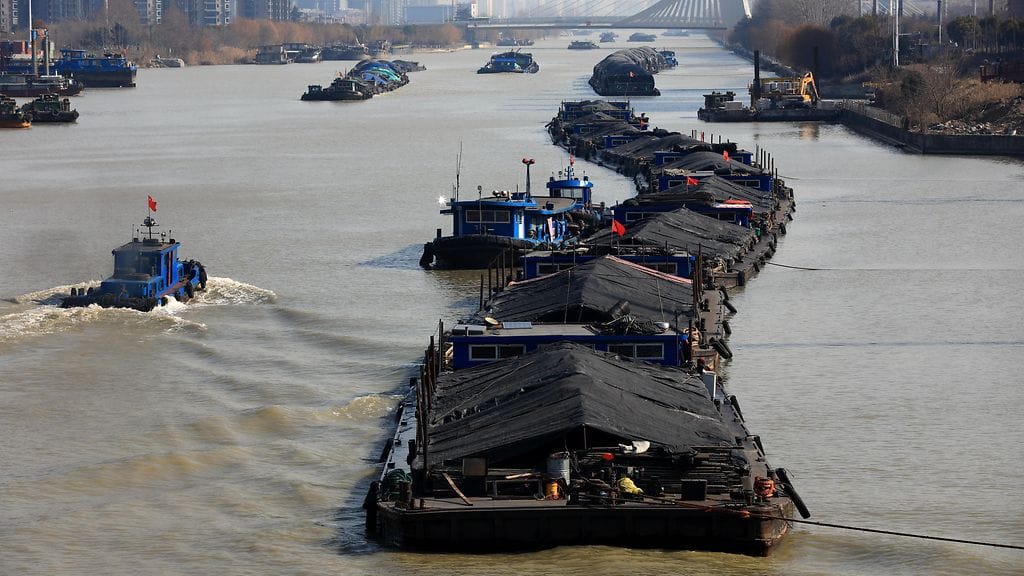 Hiiltä kuljettavia lauttoja Keisarinkanavassa Huai'anin kaupungissa tammikuussa 2021.