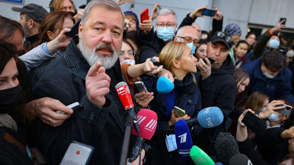 Päätoimittaja Dimitri Muratov Novaja Gazetan toimituksen ulkopuolella Moskovassa Nobel-palkinnon voittamisen jälkeen.