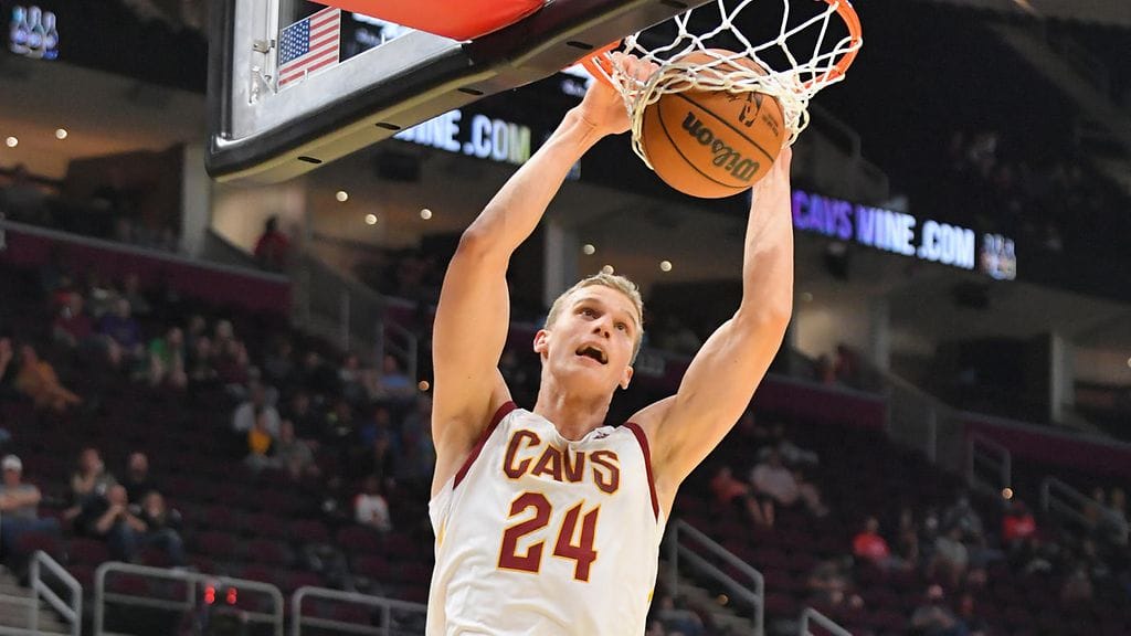 Lauri Markkanen laittamassa palloa pussiin Indiana Pacersia vastaan.