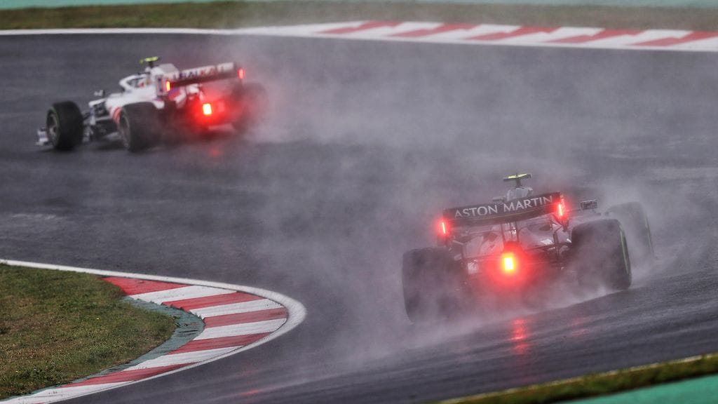 Turkin Istanbulin rata oli sateesta märkä lauantain harjoituksissa.