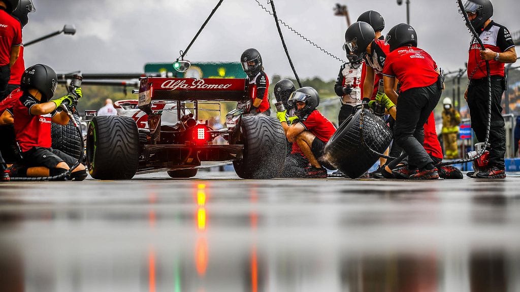 Kimi Räikkönen varikolla Turkin GP:n vetisissä harjoituksissa.