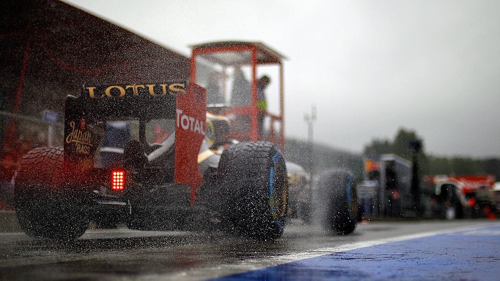 Sade vesitti Lotus-tallin suunnitelmat.