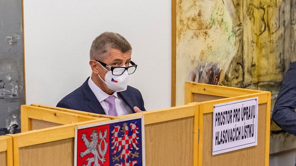 Pääministeri Andrej Babish äänestämässä.