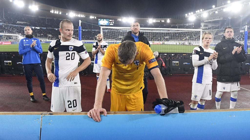 Lukas Hradecky pää painuksissa tappion jälkeen. Suomen pelaajat kiittivät faneja Ukrainalle tulleen 1-2-tappion jälkeen.