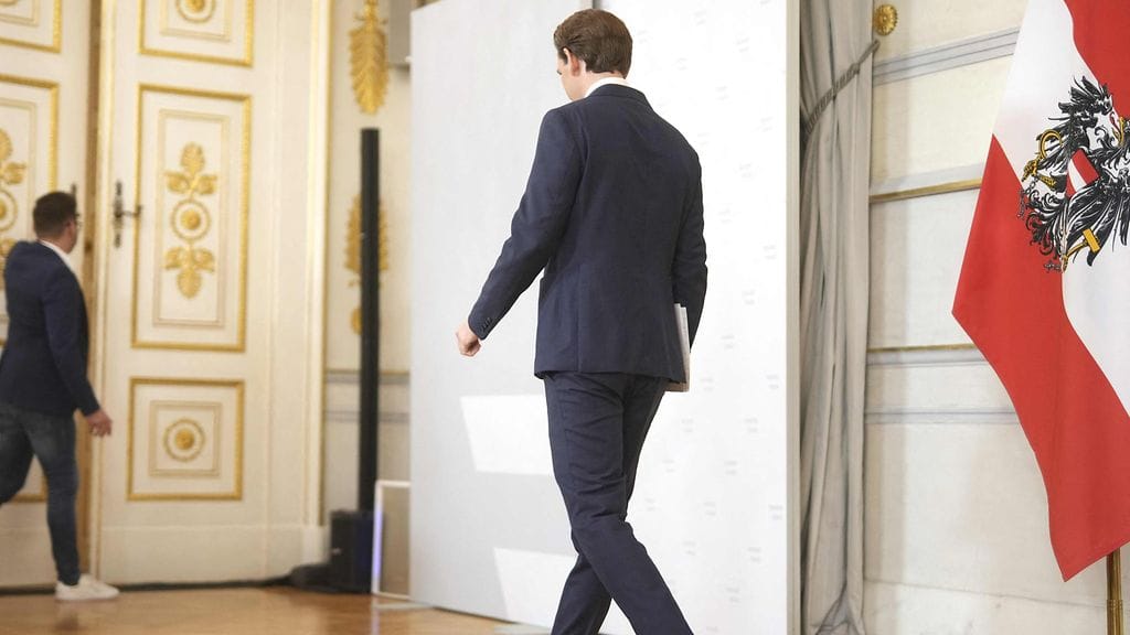 Sebastian Kurz poistuu lehdistötilaisuudesta kerrottuaan eroavansa Itävallan liittokanslerin virasta.
