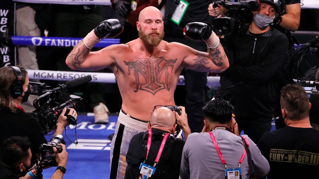 Robert Helenius tuuletti kehässä voiton varmistuttua.