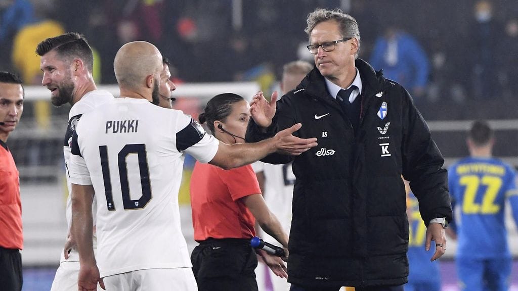 Markku Kanerva löi kättä Teemu Pukin kanssa Suomen 1–2-tappioon päättyneen Ukraina-ottelun jälkeen.