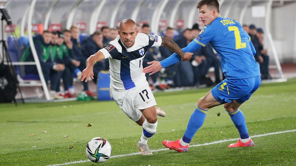 Nikolai Alho pelasi Ukrainaa vastaan 62 minuuttia, kunnes joutui loukkaantuneena jättämään kentän.