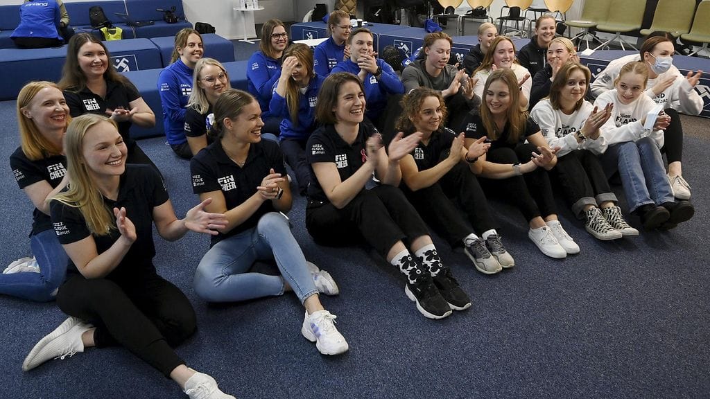 Suomen cheerleading-maajoukkueiden jäseniä seuraamassa MM-kisoja Helsingissä 8. lokakuuta 2021.