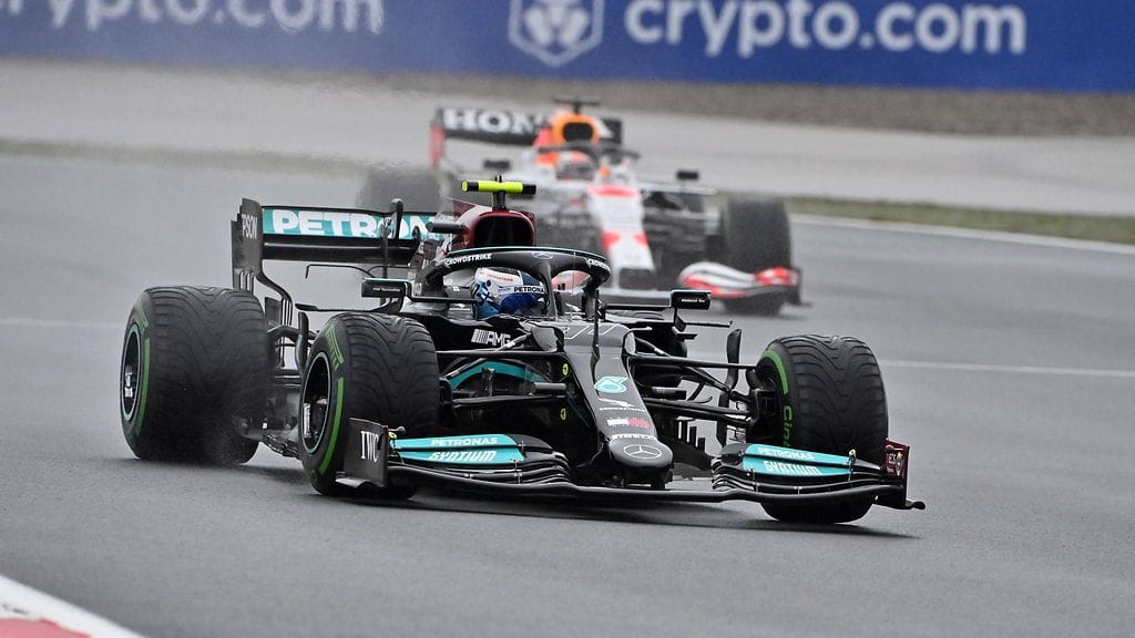 Valtteri Bottas karkasi nopeasti Max Verstappenilta.