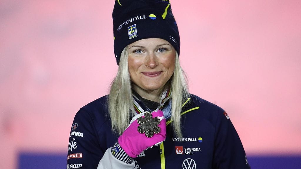 Maastohiihtäjä Frida Karlsson juhli pronssista mitalia Oberstdorfin MM-hiihtojen 30 kilometrin kisassa.