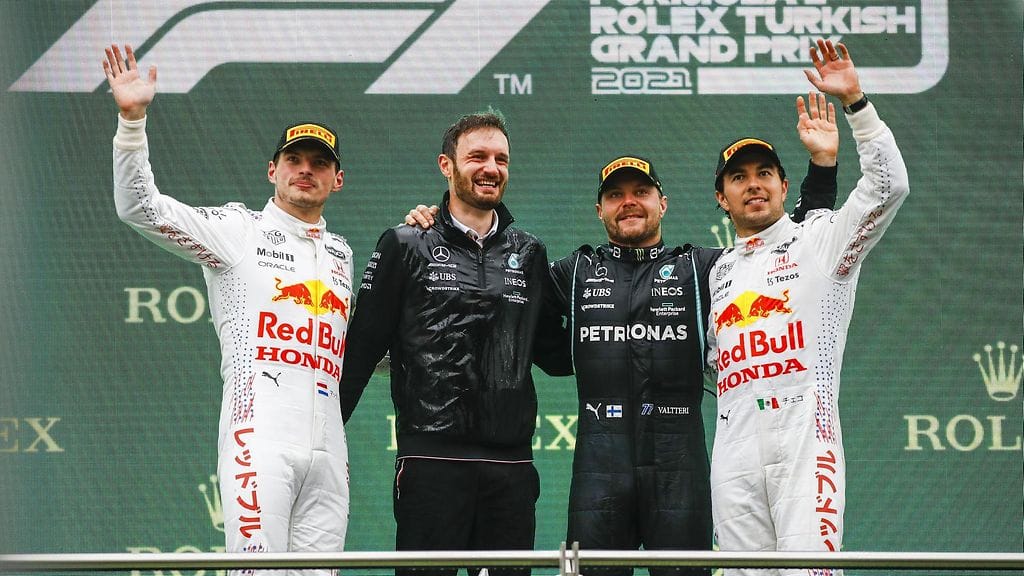 Red Bull nappasi kaksi palkintopallisijaa Turkin kisassa ja Max Verstappen nousi MM-pisteissä ykköseksi.